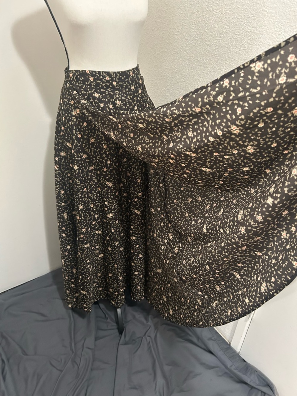 Forever 21 Floral Maxi Wrap Skirt Small Black Boho-Chic Ditsy Print coquette - Picture 7 of 8